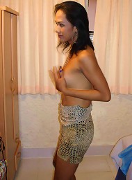 Ladyboy With Hot Body Poses On Bed
